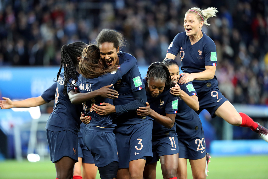 法国队轻取波兰队，波尔带队取胜